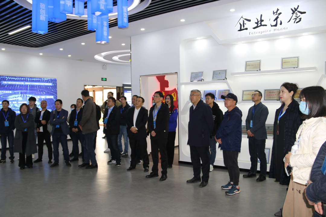舟山市經(jīng)信局副局長毛潤洲攜舟山市優(yōu)秀企業(yè)家代表一行40余人蒞臨銳智股份調(diào)研考察！