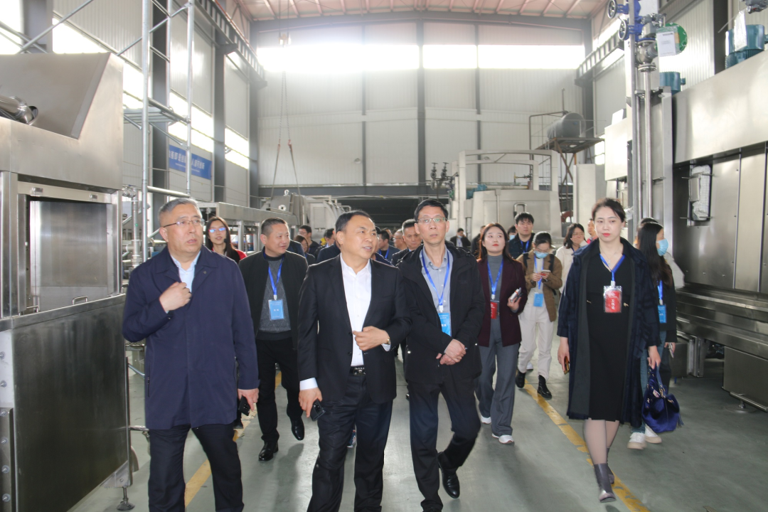 舟山市經(jīng)信局副局長毛潤洲攜舟山市優(yōu)秀企業(yè)家代表一行40余人蒞臨銳智股份調(diào)研考察！